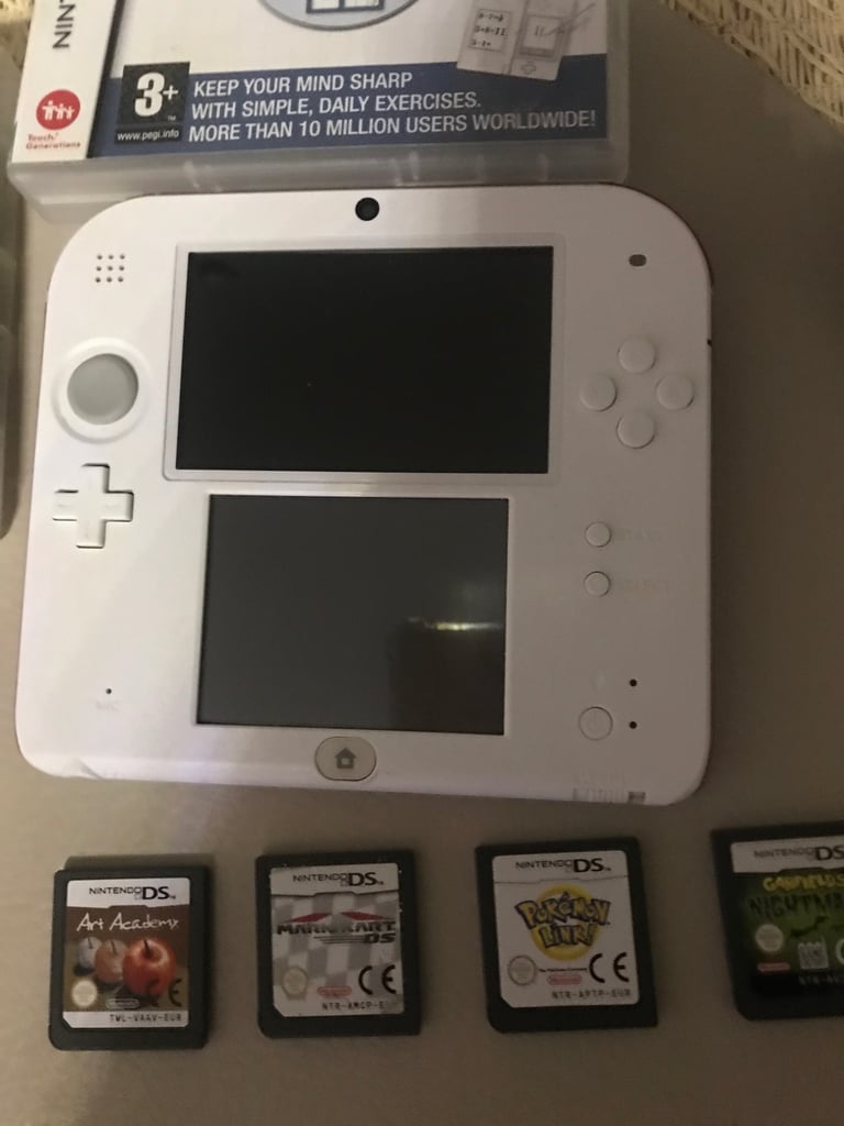 Nintendo 2DS NEARLY NEW CONDITION HAND HELD WITH 8 games £45