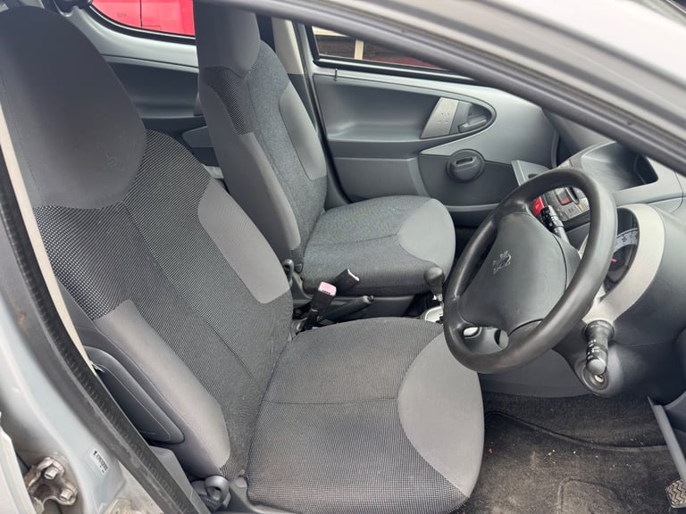 Peugeot 107 1.0 2008 silver BREAKING FOR PARTS 