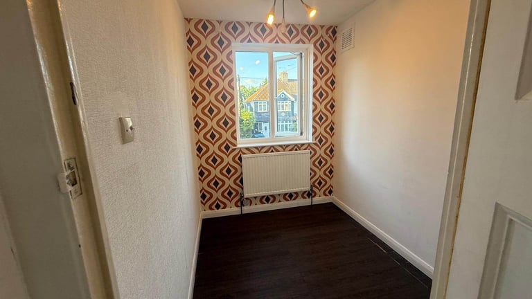 Spacious 4-Bedroom House with 2 Bathrooms in NEW MALDEN
