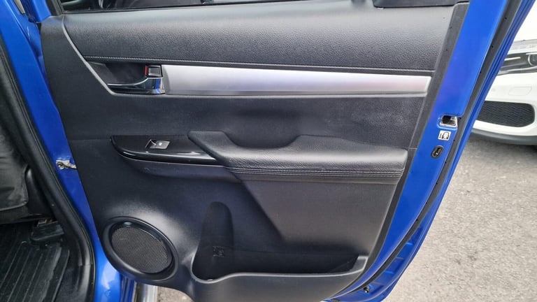 2017 Toyota Hilux 2.4 D-4D Invincible Auto 4WD Euro 6 4dr (TSS, 3.5t) PICK UP Diesel Automatic