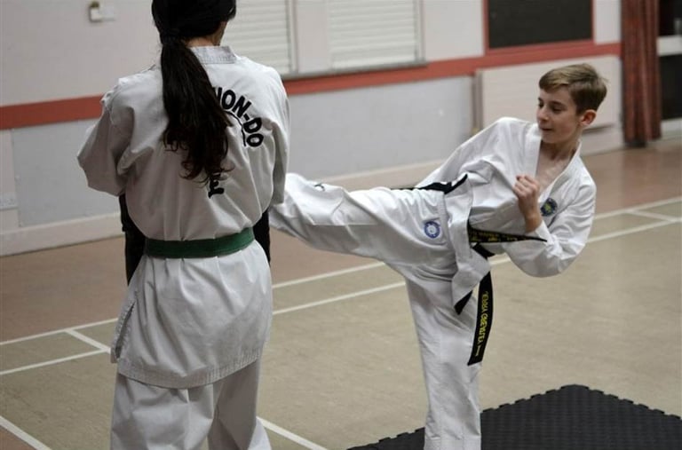 Taekwondo self defence classes for children and teenagers in Dorking Surrey.