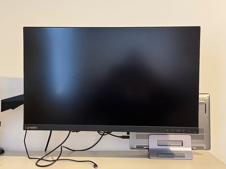 image for Monitor 27in Lenovo - USB-C - Good condition - comes with original box