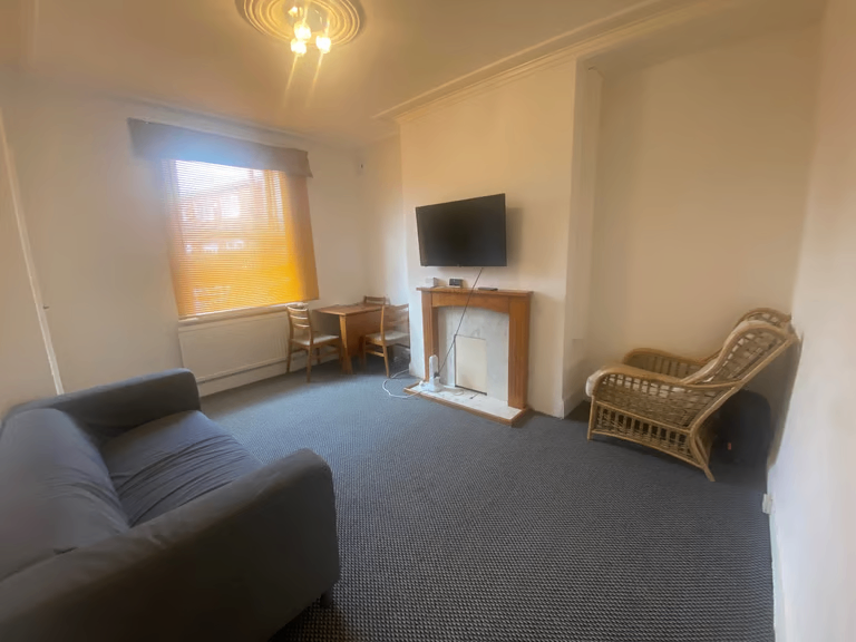 Spacious 1-Bed Flat for Rent – LS9 8PQ