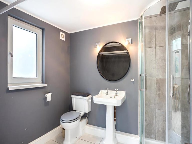 🏠 Bright and spacious room available in Seven Sisters