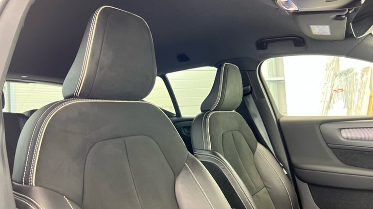 2021 Volvo XC40 Recharge R-Design, T5 plug-in hybrid (Power Tailgate, Sensus Navigation) Estate P...