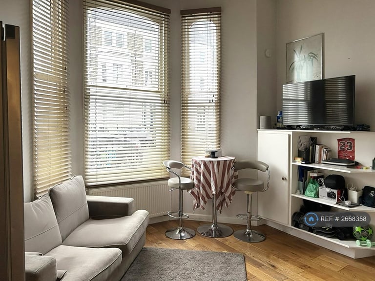 1 bedroom flat in Sinclair Gardens, London, W14 (1 bed) (#2668358)