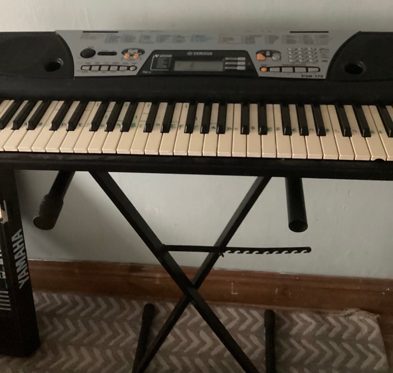 2 Yamaha keybourds with stand 