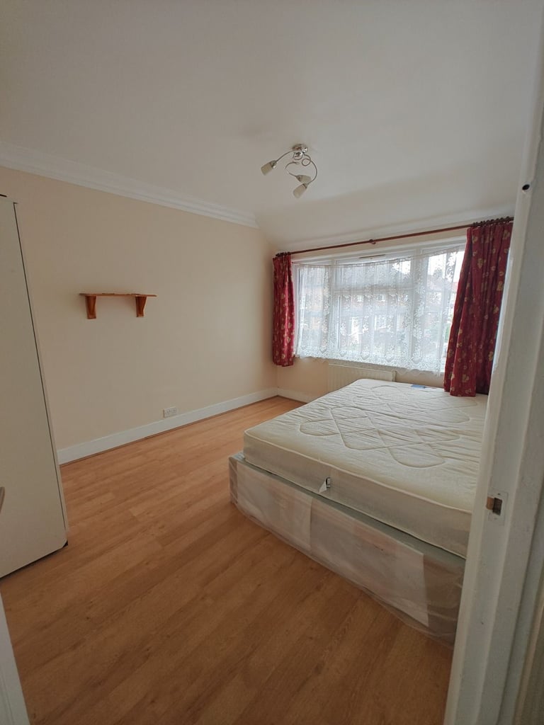 BEAUTIFUL 3 BEDROOM HOSUE TO RENT IN FELTHAM