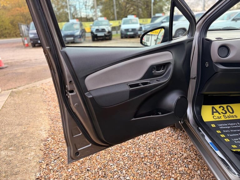 2016 Toyota Yaris 1.5 VVT-h Design E-CVT Euro 6 5dr Hatchback Automatic