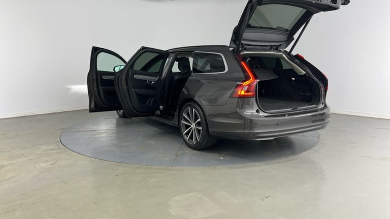 2021 Volvo V90 Momentum, B4 mild hybrid Estate Petrol Automatic