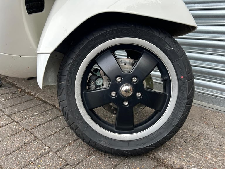 Piaggio Vespa GTS 300 Super