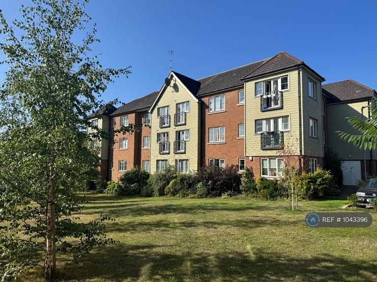 2 bedroom flat in Watery Lane, Turnford, Broxbourne, EN10 (2 bed) (#1043396)