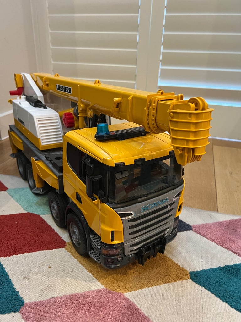 Crane truck toy