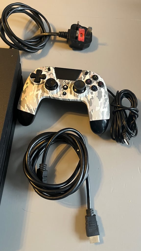 PS4 PRO with game ans all leads 