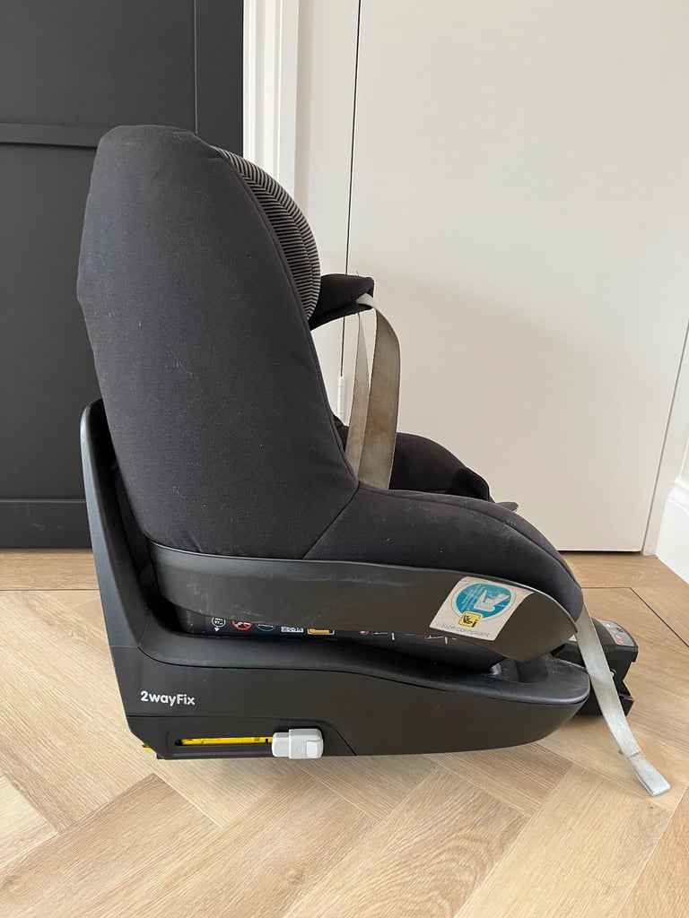 Maxi-Cosi Two Way Pearl car seat and isofix 