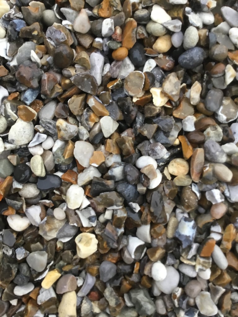 image for Bulk bags of 20 mm moonstone ( oyster shingle ) garden and driveway chips/ gravel/ stones 