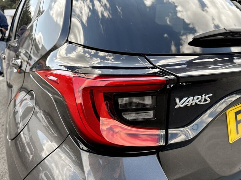  Toyota Yaris VVT-h Design Hatchback HYBRID Automatic