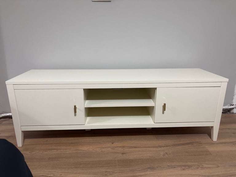 Dusk tv unit 