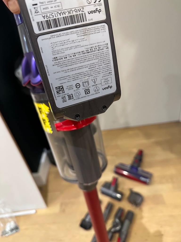 Dyson cyclone v10 total clean full bundle 