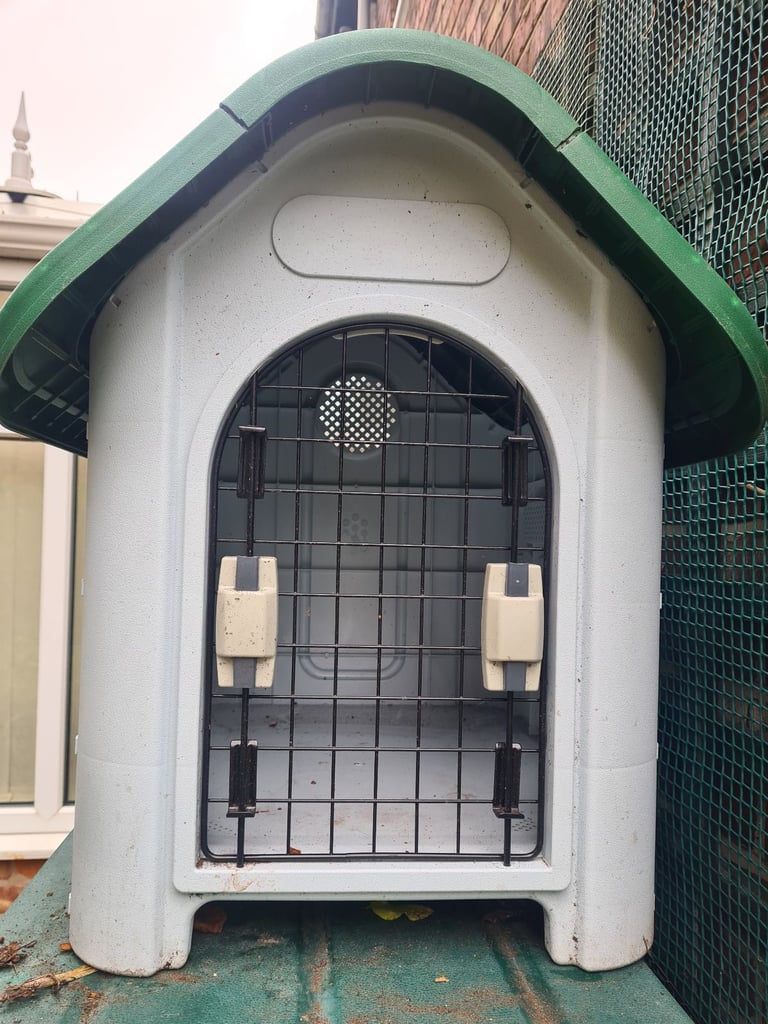 smallPlastic dog kennel