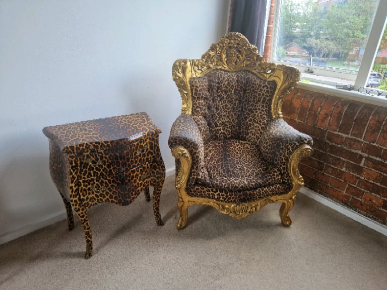 Queen's Chair and table