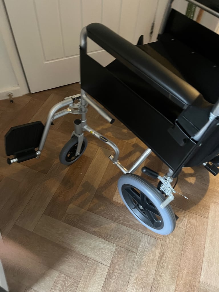 Folding wheel chair 