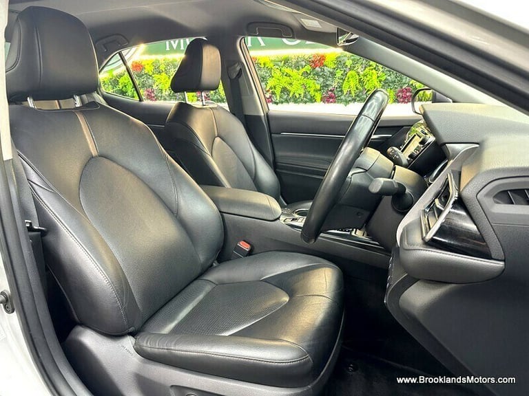 Toyota Camry 2.5 VVT-I DESIGN [SAT NAV, LEATHER, HEATED SEATS &amp; REVERSE CAMERA]