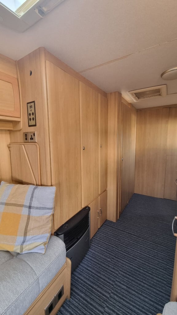 Lunar quasar 6 berth caravan 2005