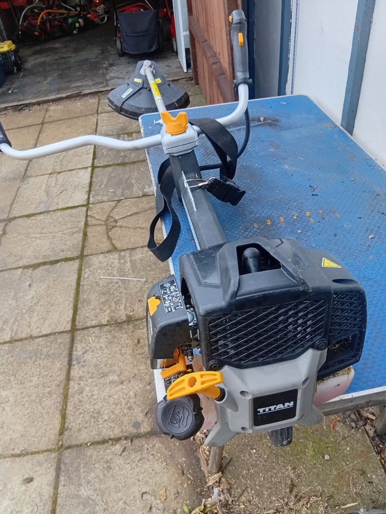 image for NEW PETROL TITAN STRIMMER /BUSH CUTTER only used 2/3 times can see working