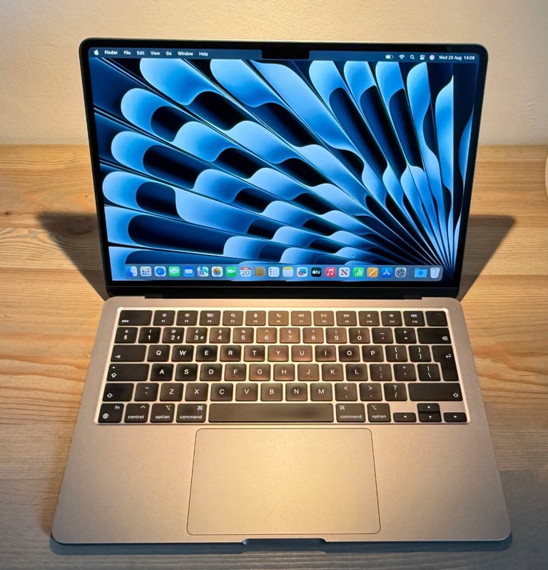 image for Apple MacBook Air 512 SSDR M2 chip – Immaculate