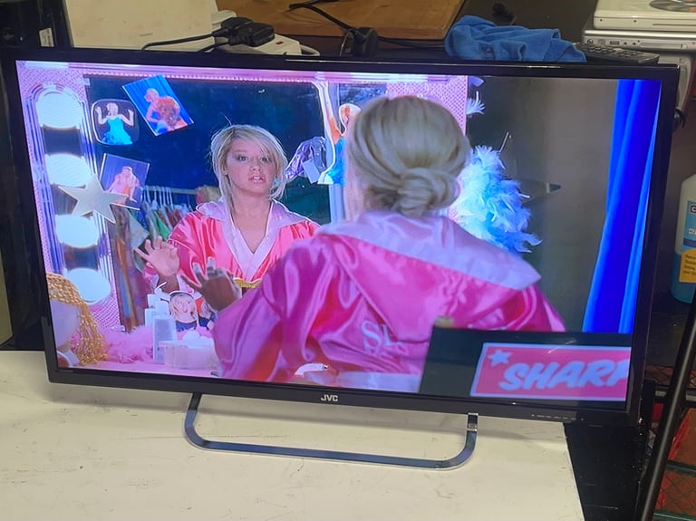 JVC 32" HD ready LED backlit LCD TV MODEL: LT-32C460 with stand 