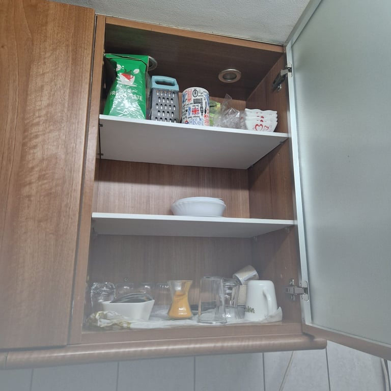 4 wall cabinets