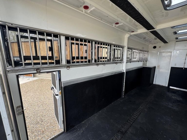 2007 Iveco STRALIS 7 HORSE LEHEL HORSEBOX Diesel Automatic