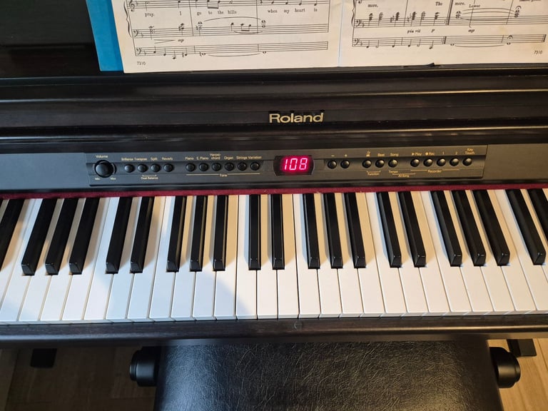 Roland HP-2e Digital Piano plus piano stool