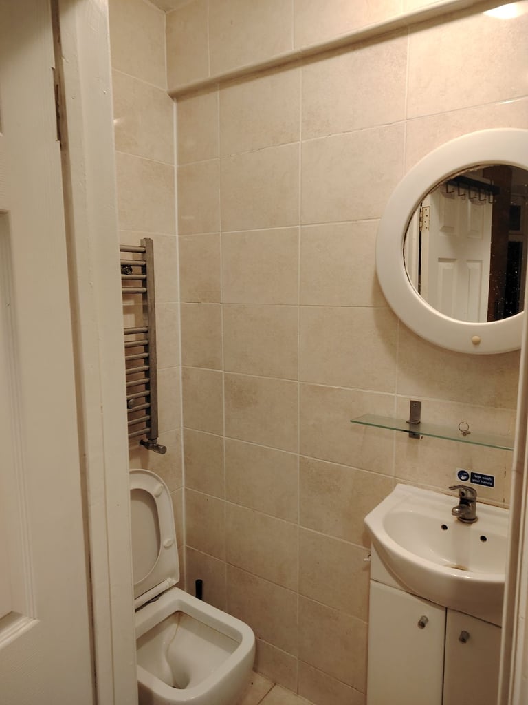 Ensuite double room in Colindale tube station