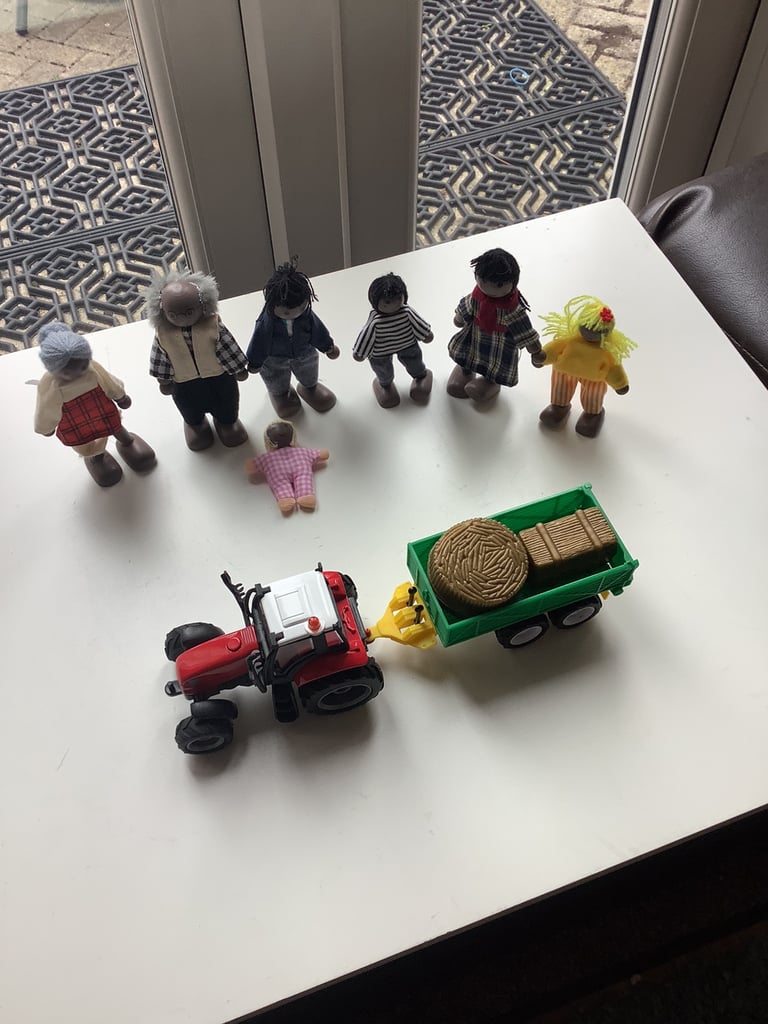 Hystyle 7 wooden doll house family play figures & tractor and trailer 