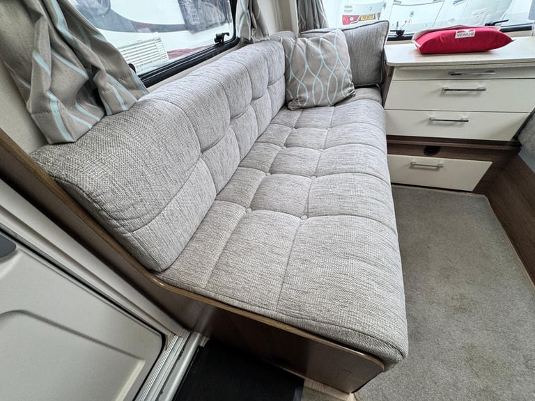 LUNAR VENUS 570/4 2017 MODEL 4 BERTH FIXED ISLAND BED TOURING CARAVAN