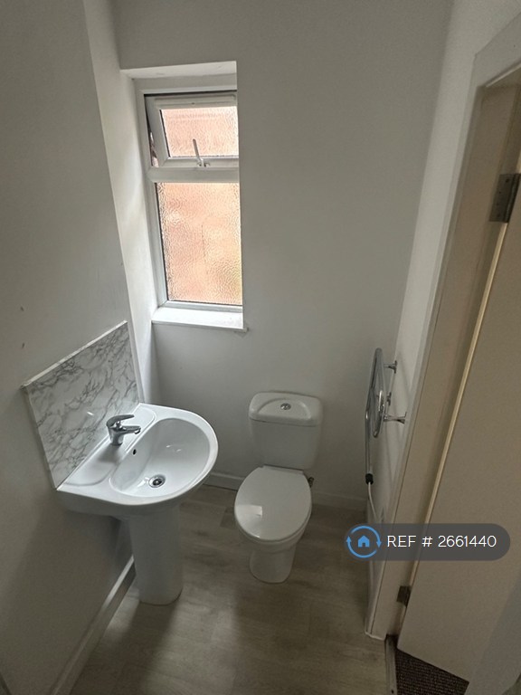 1 bedroom flat in Market Place, Sutton-In-Ashfield, NG17 (1 bed) (#2661440)