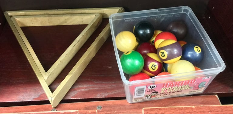 6ft Pool Table & Accessories (legs fold up) 