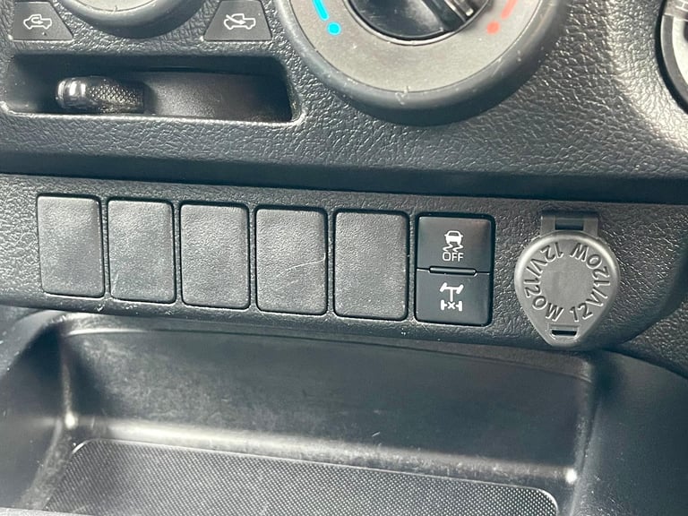 Toyota Hilux D-4D 150 ACTIVE 4WD SINGLE CAB WITH TRUCKMAN TOP