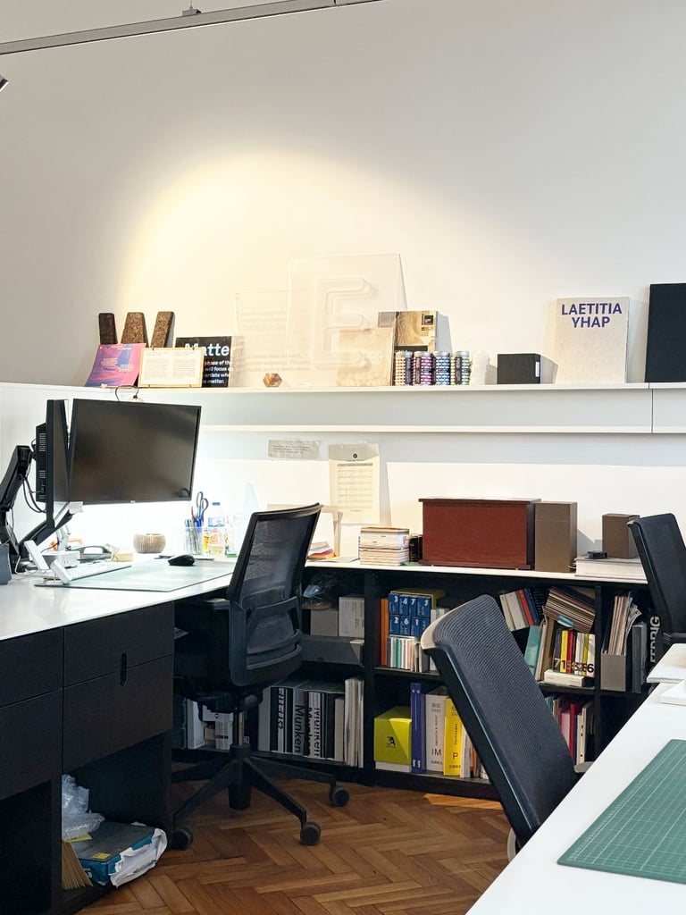 DESK SPACES TO LET. BRIGHT CO-WORKING STUDIO, CAMDEN TOWN