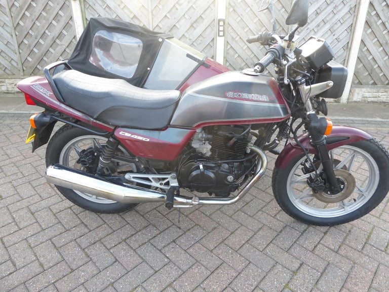 HONDA CB 450 SIDECAR OUT FIT SQUIRE SIDECAR HAD IT STARTS NEEDS A GOOD SERVICE