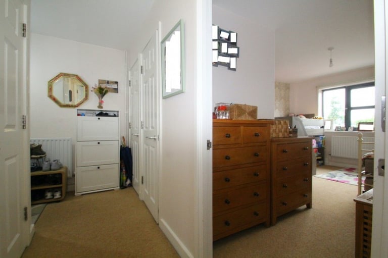 Hane Estate Agents offer a 1 bedroom 2nd floor flat within a modern block with lift access