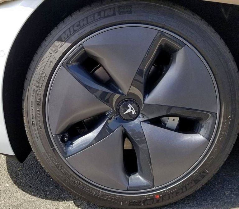 TESLA MODEL 3 1x 18'' GENUINE AERO GLOSS GREY REFURBISHED ALLOY WHEEL S591G