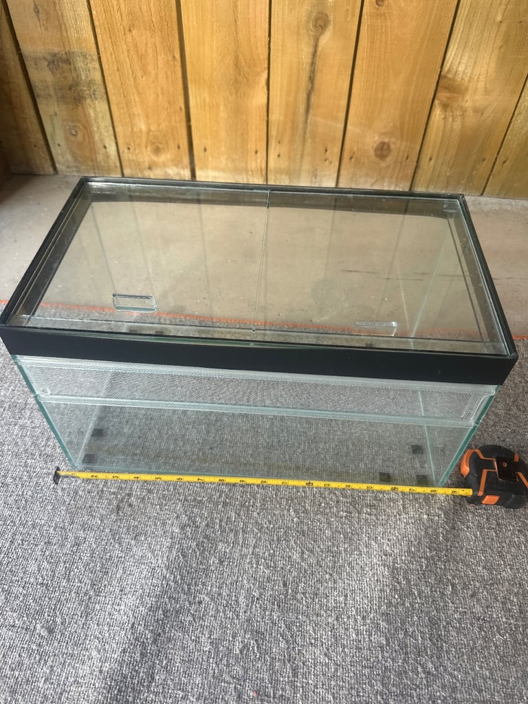 Small glass tank for repltes/ snails etc