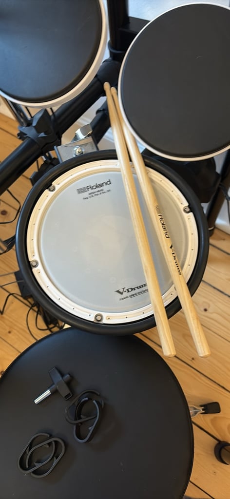 Roland TD-E1 Electric Drum Kit with DAP-3X Accessory Kit Collection Only