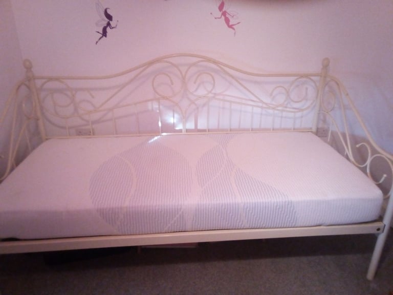 Single day bed with brand new mattress 