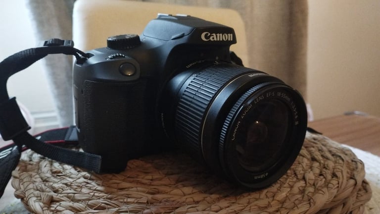 Camera Canon EOS 4000D