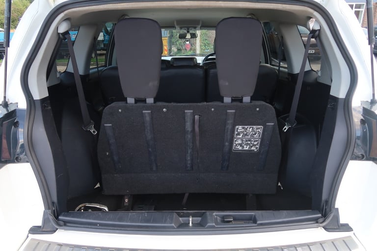 2012/12 White Mitsubishi Outlander 2.2 DI-D GX3 5dr 2WD 7 Seat