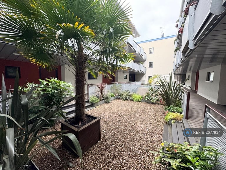 2 bedroom flat in Park View, Cardiff, CF10 (2 bed) (#2677934)